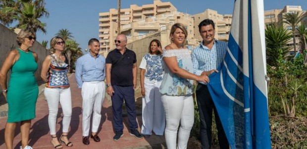 Cartagena y San Javier izan su primera bandera azul conjunta en la playa del Banco del Tabal