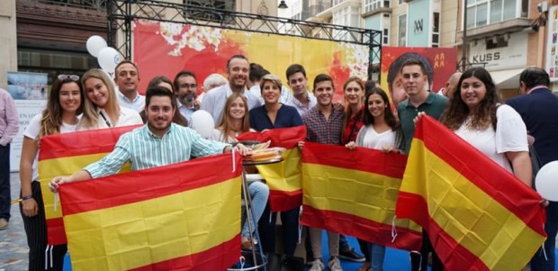 La alcaldesa anima a los cartageneros engalanar los balcones con motivo de la Fiesta Nacional Española