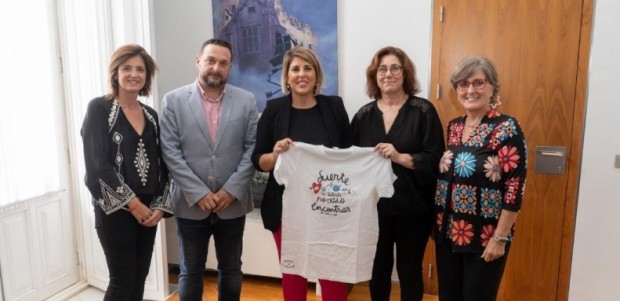 El Ayuntamiento se une a la campaña de camisetas solidarias de APANDA bajo el lema ‘La Vida es Cool’