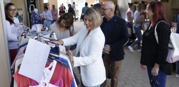 Cartagena impulsa el comercio local con la XII Feria Outlet en la Plaza de España