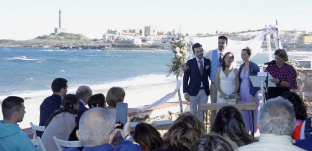 La alcaldesa oficia la primera boda en la playa tras aprobar la ordenanza