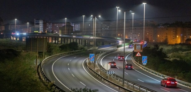 La nueva iluminación de la autovía da la bienvenida a los cartageneros que vuelven por Navidad