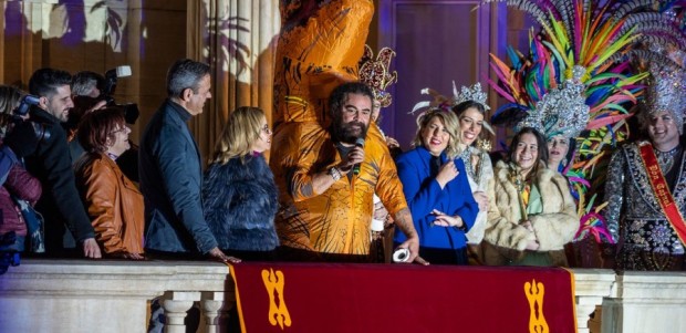 Los versos del Sevilla a la ‘bella villa de Cartagena’ abren las fiestas de Carnaval más multitudinarias