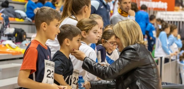 Más de 400 escolares participan en el programa de deportes Jugando al Atletismo