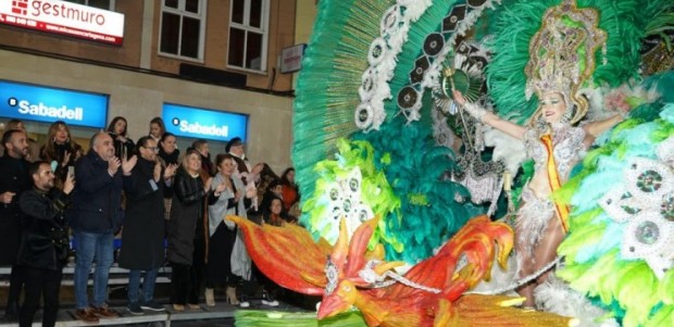 El Carnaval de Cartagena saca la calle todo el brillo y esplendor de las fiestas en un Pasacalles multitudinario