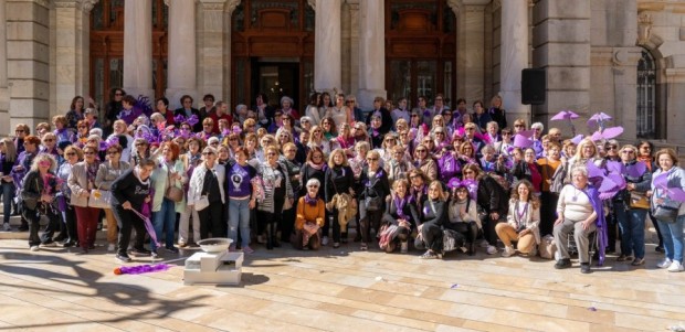 Las mujeres de Cartagena sacan sus alas para conmemorar el 8 de Marzo