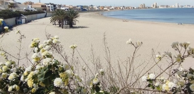 Cartagena ultima la puesta a punto de sus playas para Semana Santa