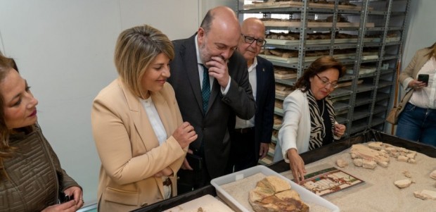 Los arqueólogos reúnen al menos 3.500 piezas para recuperar una gran pintura mural del teatro Romano