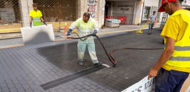 Las calles de la plaza Juan XXIII estrenan nuevo asfalto