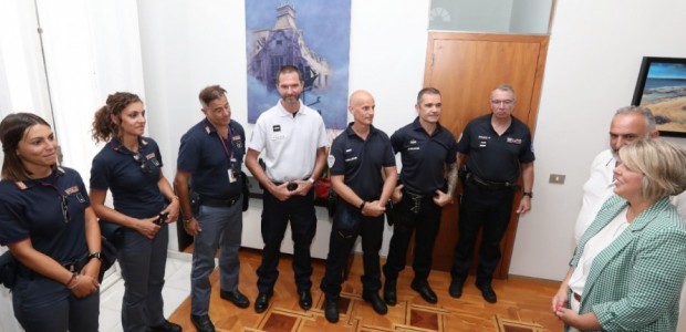 La alcaldesa recibe a policías europeos que prestan servicio en Cartagena