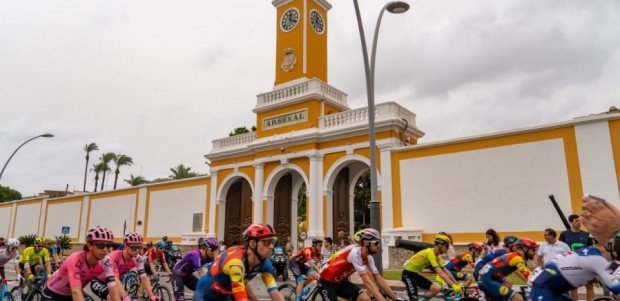 El pelotón de La Vuelta Ciclista a España sale de Cartagena rumbo al Collado de la Cruz de Caravaca