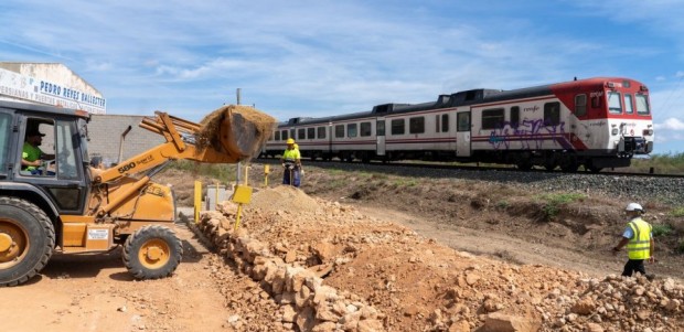 La construcción de un muro en paralelo a las vías del tren evitará la entrada de agua hacia la calle La Fábrica en caso de lluvias