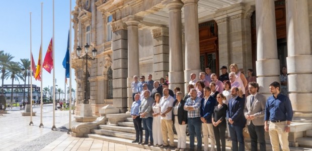 El Ayuntamiento de Cartagena guarda un minuto de silencio por la tragedia de Murcia