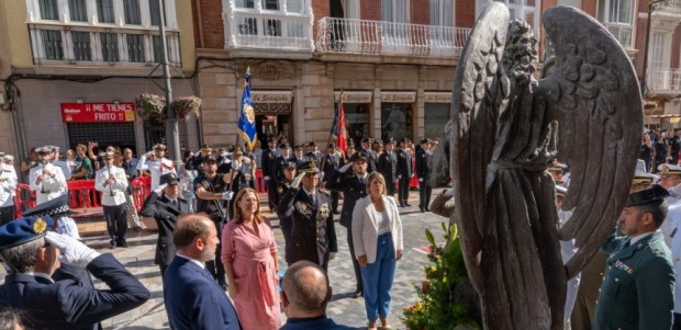 Cartagena conmemora el patrón de la Policía Nacional reconociendo la labor del Ayuntamiento en la atención a migrantes