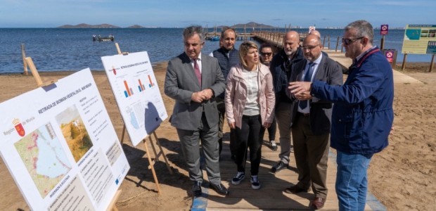 La retirada de biomasa continúa en el Mar Menor con un centenar de operarios trabajando a diario en las playas