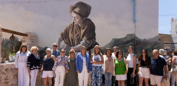 Los Díaz, Los Corteses y Los Roses comienzan sus Fiestas de San Juan inaugurando el Rincón del Aljibe y el nuevo mural de cerámica