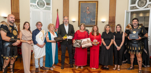 La alcaldesa recibe a las principales autoridades municipales de Linares y Santomera en el día del Gran Desfile de Tropas y Legiones