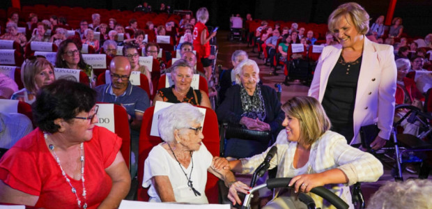 Cartagena rinde homenaje a sus vecinas centenarias y a los voluntarios del ‘Baúl de la Experiencia’ en la Gala por el Día Internacional de las Personas Mayores