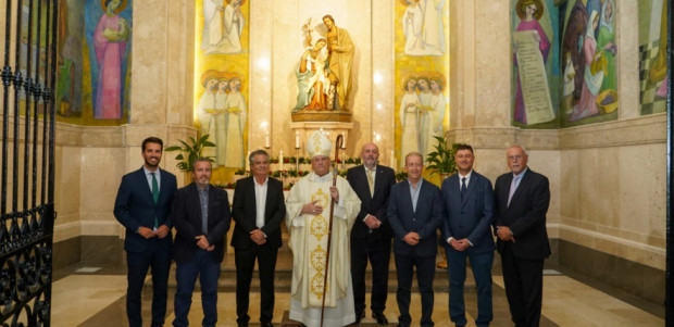 La Iglesia de Santa María abre la capilla de la Sagrada Familia tras la recuperación de los murales de Luzzy y Navarro