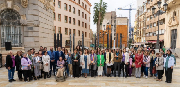 La alcaldesa reafirma el apoyo a las mujeres que sufren violencia de género y advierte de los riesgos de nuevas formas de violencia