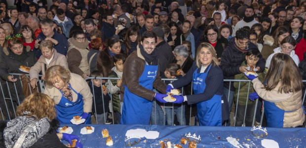 Los cartageneros endulzan la espera de sus Majestades de Oriente compartiendo el Roscón de Reyes