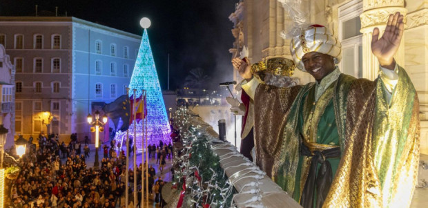 Los Reyes Magos culminan su jornada en Cartagena repartiendo regalos e ilusión en una cabalgata llena de magia