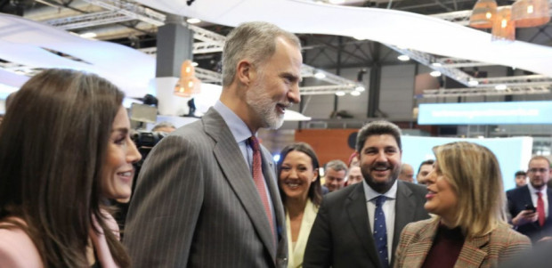 El Rey se interesa por `Cartagena ciudad de submarinos´ en la inauguración de FITUR