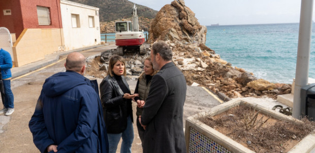 El Ayuntamiento de Cartagena ejecuta obras de emergencia en la escollera del Portús y arreglará la escalera de acceso a la playa